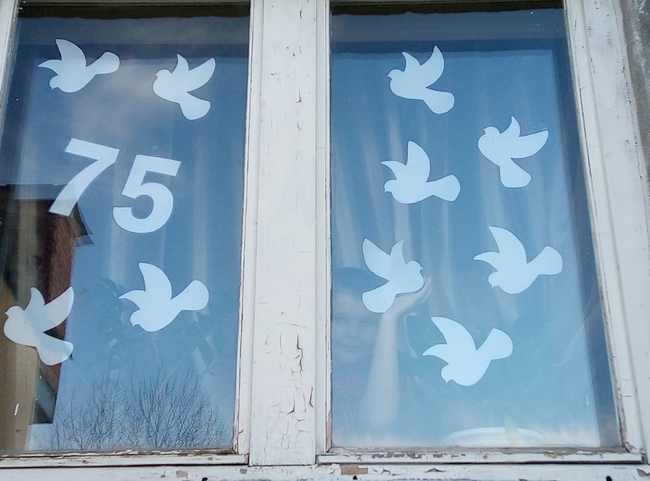 Голуби на окнах к 9. Украшение окон к 1 мая. Украшение окон голубями. Украшения на окна из голубей. Украшение окон к 9 мая.